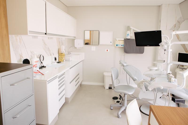 Bancada clínica e cadeira odontológica do consultório do Dr. Pedro Castro.