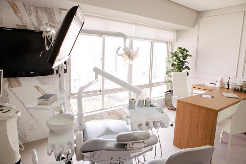 Equipamento odontológico do consultório do Dr. Pedro Castro na Bela Vista, São Paulo.
